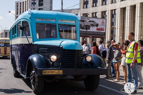 Парад ретро автобусов в честь 90-летия запуска автобусного движения в Москве / Exhibition of vintage buses in honor of the 90th anniversary of the start of the bus service. Moscow, кадр 3
