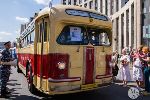 Парад ретро автобусов в честь 90-летия запуска автобусного движения в Москве / Exhibition of vintage buses in honor of the 90th anniversary of the start of the bus service. Moscow, кадр 4