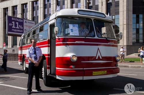 Парад ретро автобусов в честь 90-летия запуска автобусного движения в Москве / Exhibition of vintage buses in honor of the 90th anniversary of the start of the bus service. Moscow, кадр 6