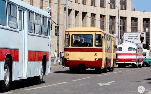 Парад ретро автобусов в честь 90-летия запуска автобусного движения в Москве / Exhibition of vintage buses in honor of the 90th anniversary of the start of the bus service. Moscow, кадр 9
