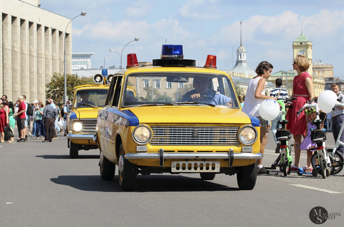 Парад ретро автобусов в честь 90-летия запуска автобусного движения в Москве / Exhibition of vintage buses in honor of the 90th anniversary of the start of the bus service. Moscow, кадр 10