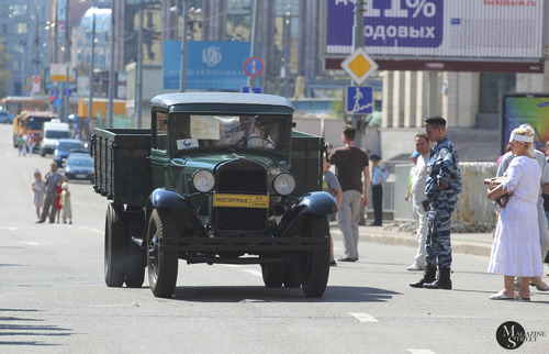 Парад ретро автобусов в честь 90-летия запуска автобусного движения в Москве / Exhibition of vintage buses in honor of the 90th anniversary of the start of the bus service. Moscow, кадр 17